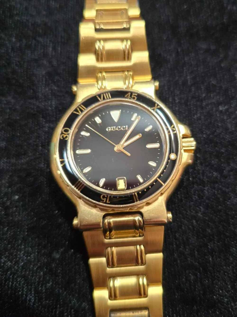 Authentic Gucci 9800M Golden Stainless Steel Bracelet Watch.